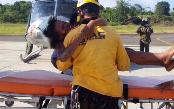 Momentos en que Nelly Murillo y su bebé son recibidos en el aeropuerto El Caraño. FOTO Cortesía
