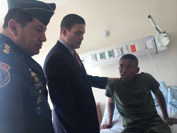 El Mindefensa y el Comandante de las fuerzas Militares visitaron a los soldados Jonathan Díaz y Paulo César Rivera liberados en Arauca. FOTO CORTESÍA MINISTERIO DE DEFENSA.