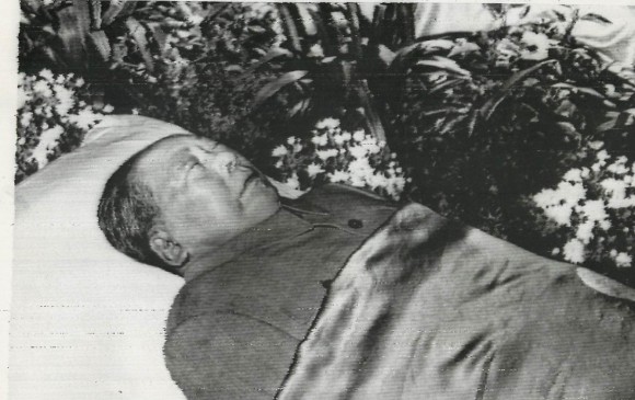Mao Zedong. Conocido por su lucha en el Partido Comunista de China, el dirigente político se encuentra embalsamado y expuesto a sus seguidores en el Mausoleo del Presidente Mao, ubicado en Pekín, China. Falleció el 9 de septiembre de 1976.