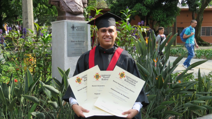 Daniel Amaya exhibe con orgullo sus tres diplomas, a los que piensa sumarles maestrías y doctorado. FOTO cortesía UPB