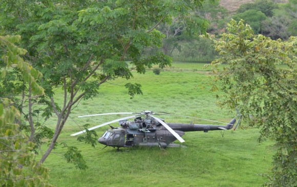 Este fue el helicóptero que debió aterrizar de emergencia en el Occidente antioqueño. FOTO CORTESÍA JUAN CARLOS SEPÚLVEDA