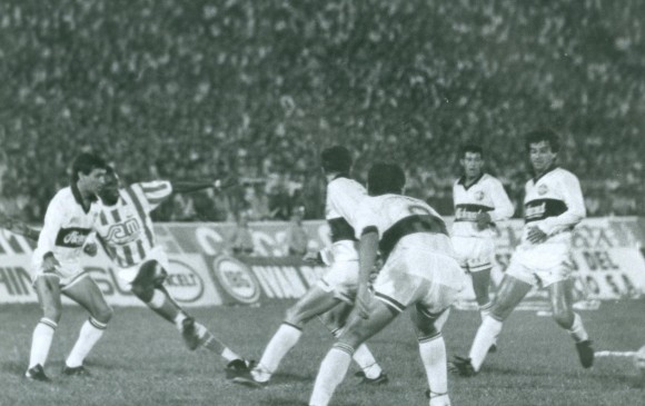 Albeiro Usuriaga y Jaime Arango, delanteros de Nacional ese 24 de mayo de 1989, tuvieron poco espacio para maniobrar en el Defensores del Chaco. FOTO archivo