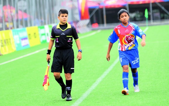 Marlon Castillo tiene la misma estatura de muchos de los niños que disputan el Ponyfútbol. FOTO cortesía los paisitas