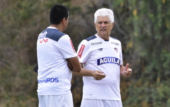 Julio Comesaña (derecha) renunció en diciembre a la dirección técnica del Junior. Regresa cuatro meses después. FOTO COLPRENSA