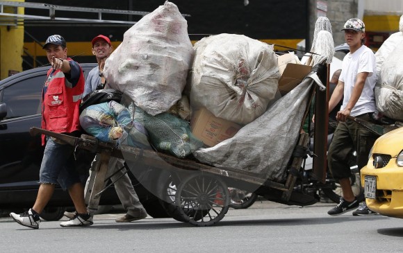 Entidades nacionales reportan en Medellín 2.200 recicladores, pero la Alcaldía dice que pueden ser 3.600 personas en esa actividad. Todos deberán quedar formalizados. FOTO Manuel Saldarriaga