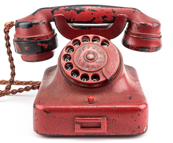 Este es el teléfono que Hitler usó para dar sus órdenes desde un búnker. FOTO AFP