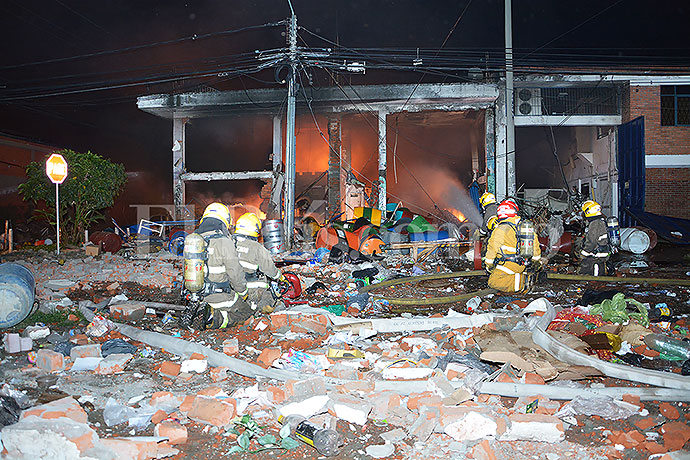 Por lo menos tres personas muertas dejó el incendio que se desató luego de una explosión en una fábrica de Cali. FOTO COLPRENSA