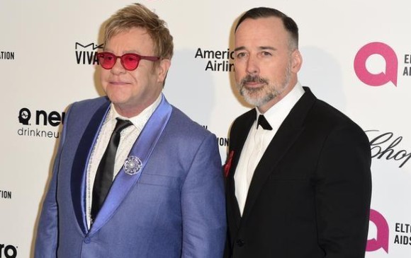 Elton John y su esposo David Furnish se casaron hace tres años. FOTO: Reuters