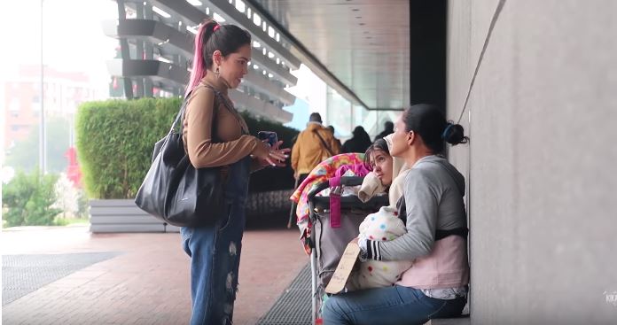Captura del video donde Kika Nieto ayuda a una familia venezolana. Foto: Youtube Kika Nieto