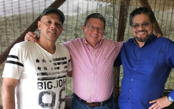 En la foto posan Hernán Dario Velásqquez “el Paisa” (blanco) Pablo Catatumbo (rojo) y Luciano Marín, “Iván Márquez” (Azul). Desde julio pasado no se sabe de “el Paisa” y “Márquez”. FOTO Cortesía