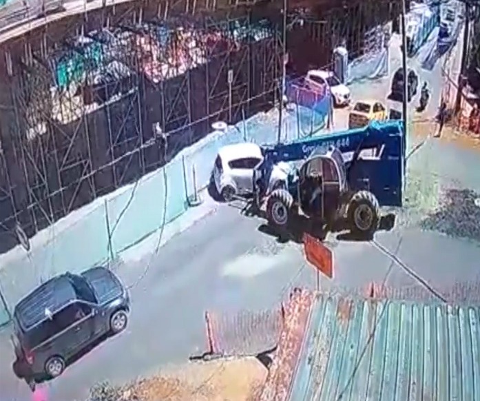 Video capta el momento en que un vehículo de obra causa aparatoso accidente