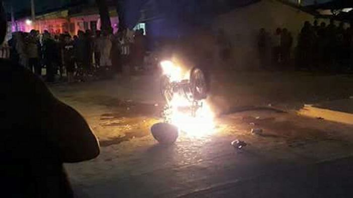 La motocicleta en la que se movilizaban los sicarios fue incinerada, pero ellos lograron huir. FOTO CORTESÍA EL UNIVERSAL