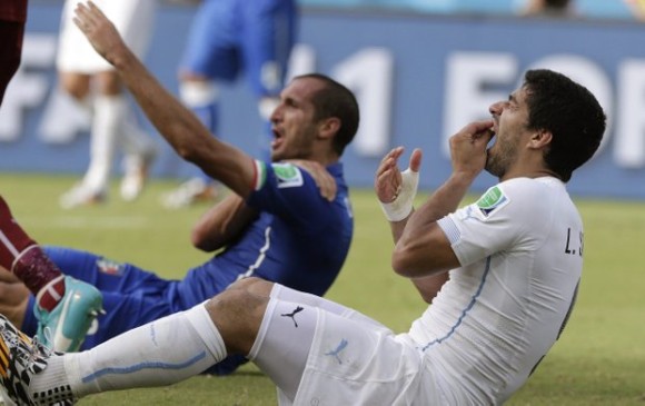 La Fifa separó del Mundial de Brasil a Luis Suárez por morder al italiano Giorgio Chiellini. FOTO EFE