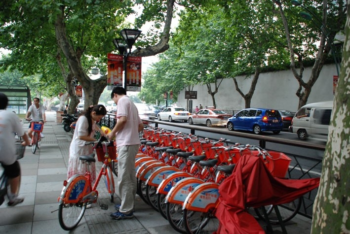 Las bicicletas en la ciudad china de Hangzhou están ligadas a la cotidianidad de los habitantes y son de gran servicio para los turistas. Hay más de 2.400 estaciones. FOTO tomada de internet