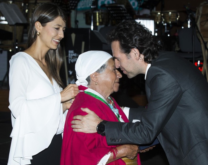 El alcalde de Medellín Federico Gutiérrez y su esposa Margarita Gómez les entregaron las medallas a los silleteros. FOTO Jaime Pérez.
