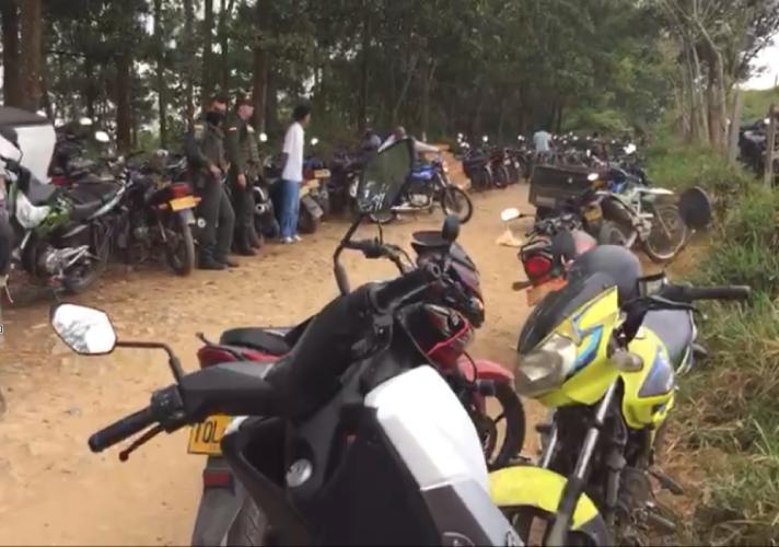 Decenas de motos recibieron a Mario Agudelo tras su llegada a su finca, en Remedios. Eran de los cientos de personas que invadieron su terreno buscando oro. Foto: Cortesía