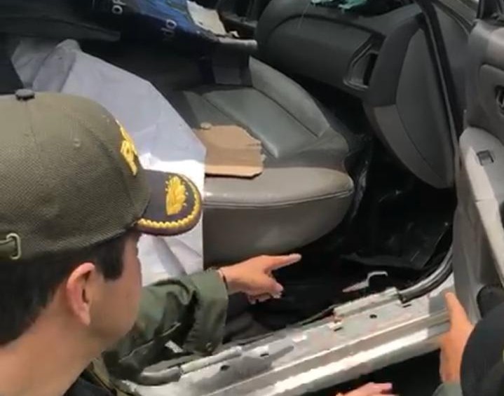 Cocaina, bazuco y marihuana estaban distribuídas en siete caletas dentro del vehículo. FOTO: CORTESÍA 