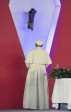 El Papa oró ante la imagen mutilada del Cristo de Bojayá. FOTO AFP