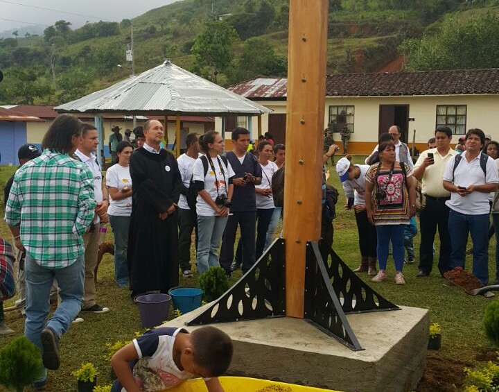 La cruz representa la memoria por las 15 víctimas de una masacre a manos de los paramilitares en 1997. FOTO donaldo zuluaga