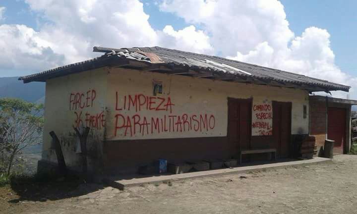 Grafitis pintados en fachadas del municipio de Ituango, Antioquia, por exintegrantes del frente 36 de las Farc. FOTO: archivo.