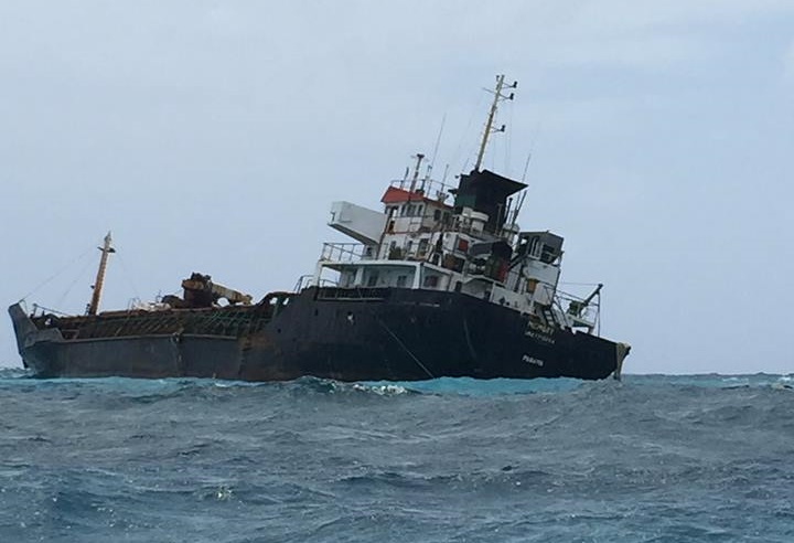Barco de bandera panameña, que transportaba 1.700 toneladas de materiales para construcción y 1.100 galones de combustible en sus tanques, quedó encallado en las playas de San Andrés. FOTO Nadim Marmolejo Sevi @nadimar65