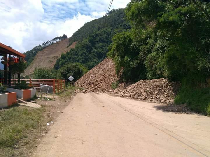 Hasta ayer había paso a un carril en el sector de La Huesera, pero este domingo amaneció la carretera cerrada por el derrumbe. FOTO CORTESÍA