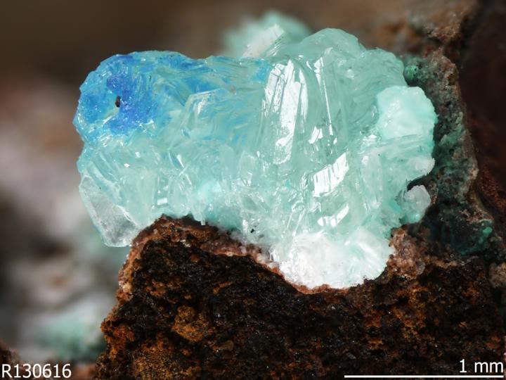 Ejemplo de simonkolleite, un mineral de origen antropogénico hallado en una mina de cobre en Maricopa, Arizona. FOTO Rruff