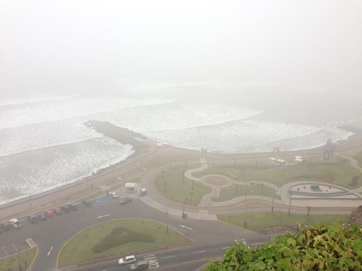 Las fuertes olas oligaron al cierre de la autopista que está cerca del mar en Lima. FOTO MATEO ISAZA GIRALDO
