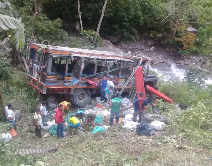 Inicialmente, no se reportaron víctimas fatales por el accidente del bus. FOTO CORTESÍA GUARDIANES DE ANTIOQUIA