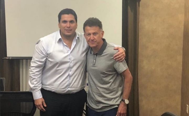 El presidente de la Federación Paraguaya de Fútbol, Robert Harrison, junto a Juan Carlos Osorio. FOTO cortesía apf