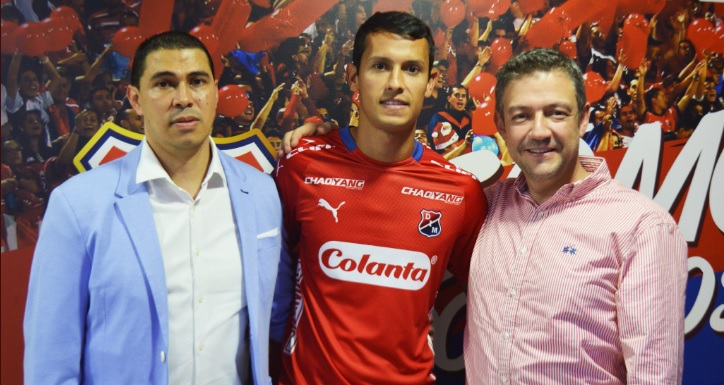 Acá aparecen el representante del jugador, Andrés Ricaurte y el presidente del DIM, Michael Gil Gómez. FOTO CORTESÍA DIM