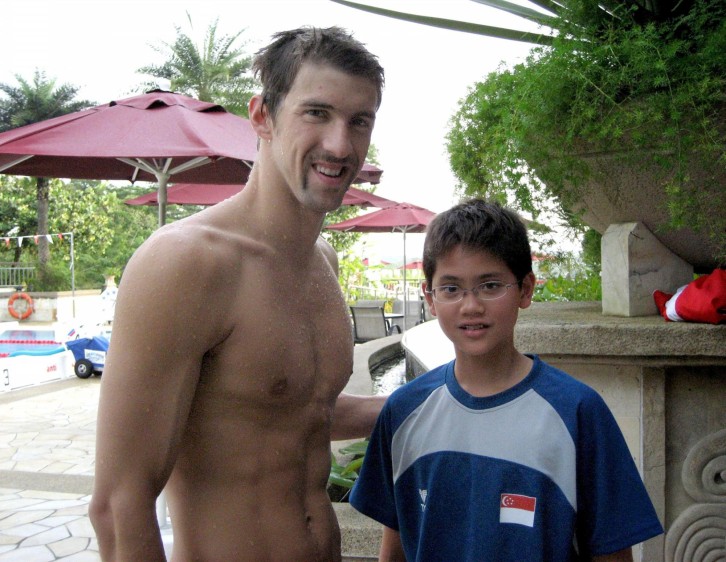 Luego del triunfo de Schooling comenzó a circular esta imagen en un campamento de entrenamiento en Singapur en 2008. Schooling de 13 años con su ídolo Michael Phelps. FOTO Reuters