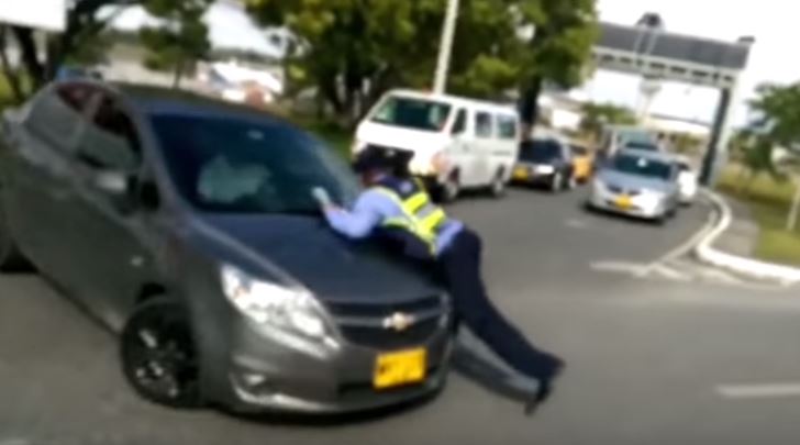Conductor de Uber intentó atropellar a un inspector de tránsito en Rionegro
