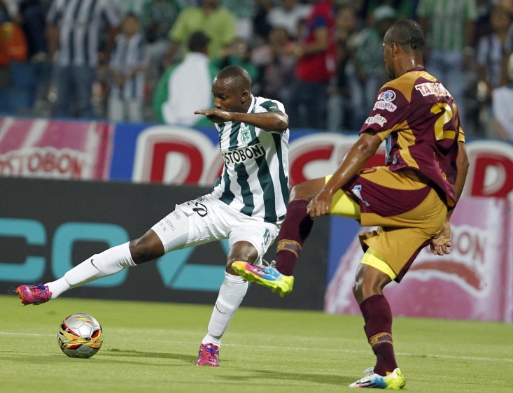 Con la derecha, su pierna menos hábil, Juan David Valencia marcó el segundo para los verdes. FOTO JAIME PÉREZ