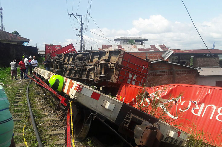 La empresa Ferrocarriles del Pacífico inició las investigaciones para identificar las causas del incidente que dejó afectadas tres viviendas. FOTO COLPRENSA