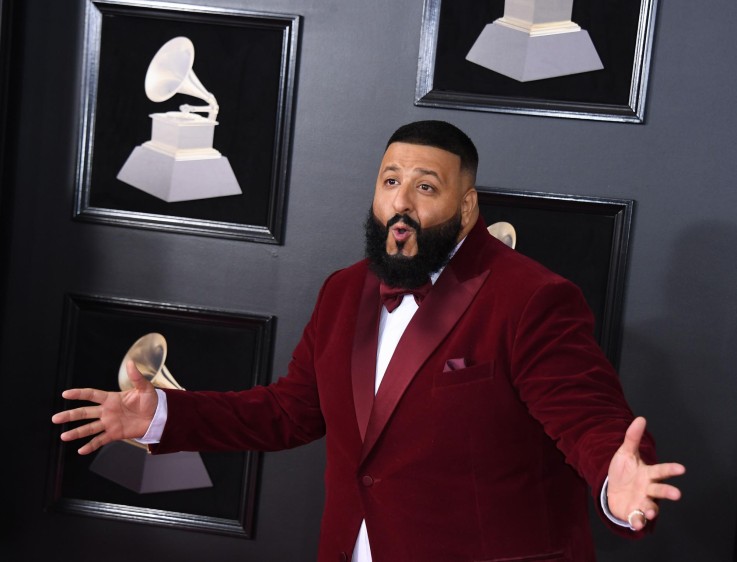 DJ Khalid demuestra que el terciopelo para hombres sigue vigente en la alfombra roja. FOTO AFP