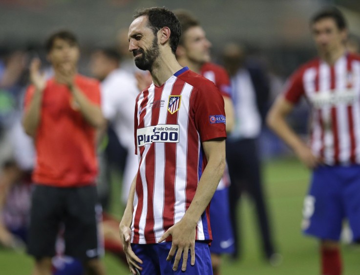 Juanfran Torres, quien falló el cuarto penal para el Atlético, salió llorando de la cancha. FOTO AP