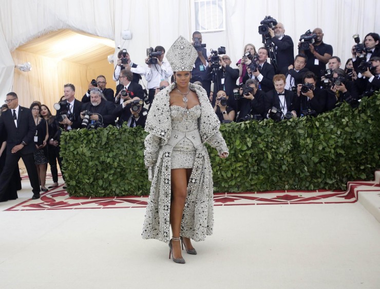 Mucha polémica causará Rihanna con su Mitra papal. FOTO Reuters