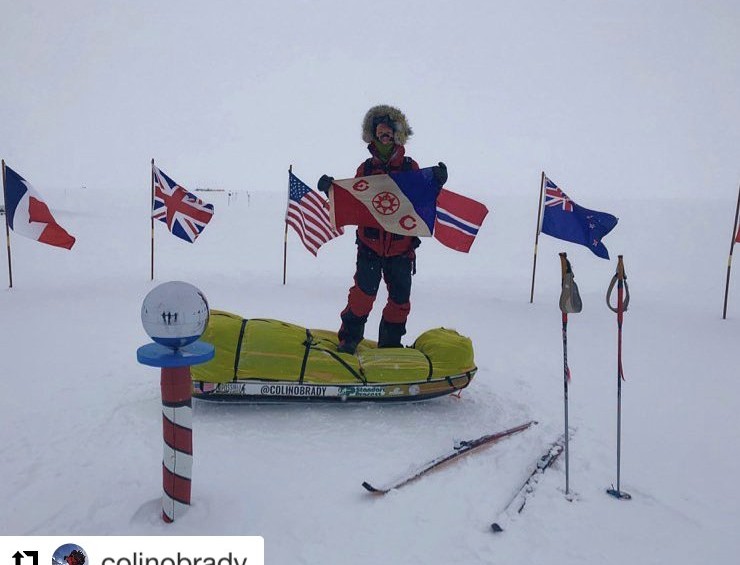 La foto del recuerdo de una hazaña. La protagonizó Colin O’Brady en la Antártida. FOTO TOMADA DE TWITTER Colin O’Brady.