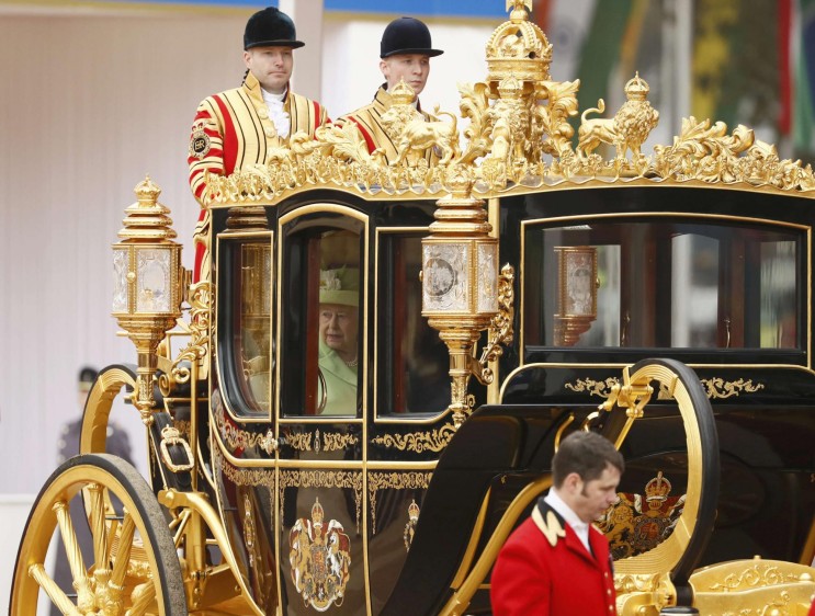 Hoy Santos y su esposa se dirigirán al Palacio de Westminster, sede del Parlamento Británico. Foto Reuters
