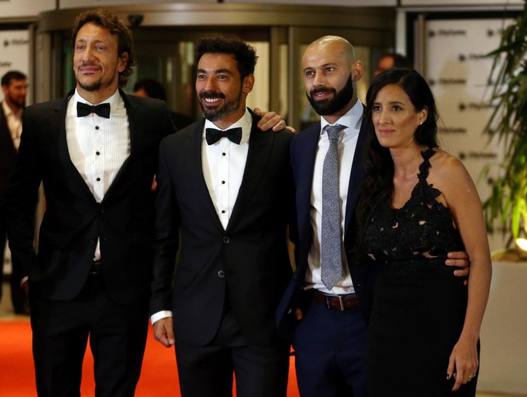 El actor Nicolas Vázquez y los futbolistas Ezequiel Lavezzi y Javier Mascherano. A la derecha, la esposa de Mascherano, Fernanda. FOTO REUTERS