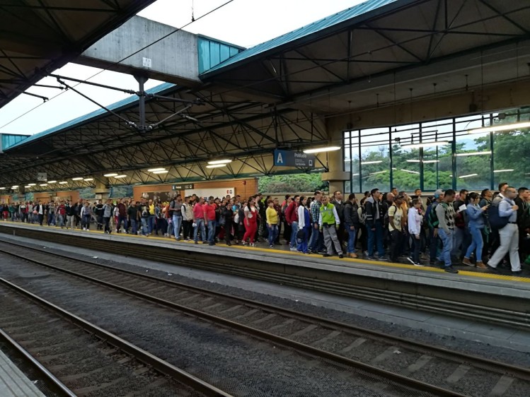 30 minutos después de que el Metro reestableciera la operación comercial en toda la línea A, la Estación Poblado presenta congestión. FOTO MANUEL SALDARRIAGA 