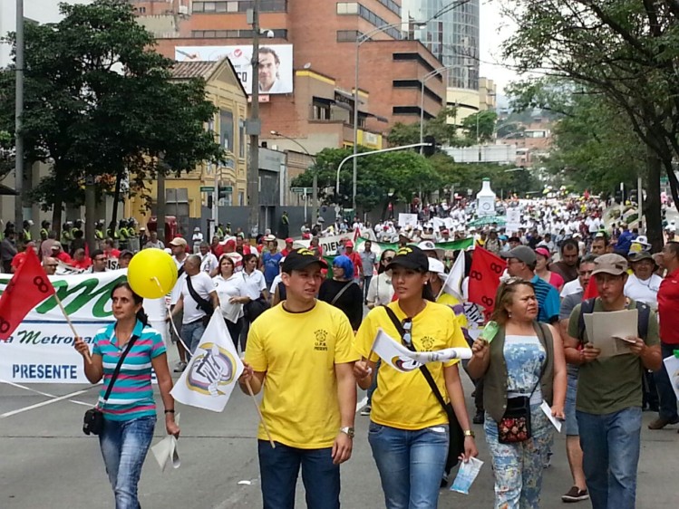 Multitudinaria convocatoria de la marcha del 1 de mayo, se estima que unas diez mil personas participan en la manifestación. FOTO JUAN SEBASTIÁN CARVAJAL 