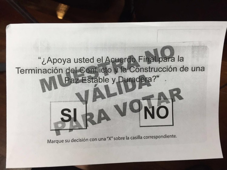 La Registraduría presentó este jueves la tarjeta electoral con la pregunta formulada por el Presidente de la República para el plebiscito por la paz. FOTO LA REPÚBLICA