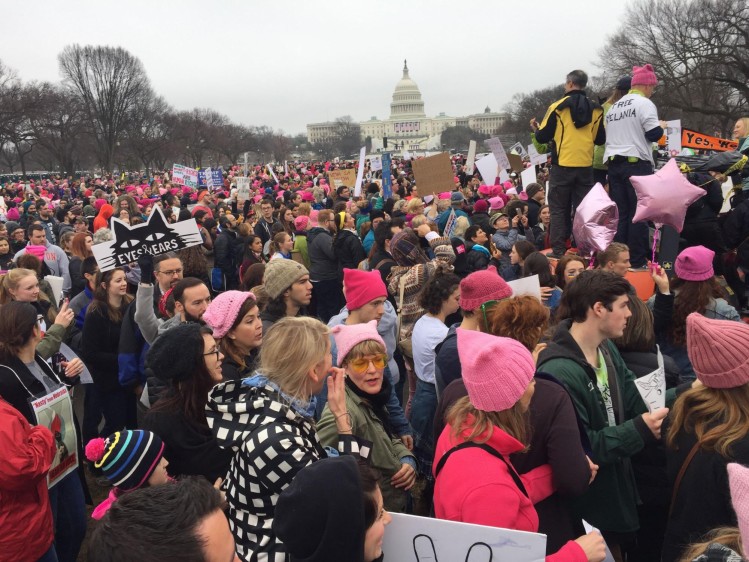 Decenas de miles de mujeres, muchas con gorros de lana rosa con orejas, desembarcaron este sábado en Washington para exigir al flamante presidente Donald Trump que respete sus derechos y los de todas las minorías desde su primer día en la Casa Blanca. FOTO AFP
