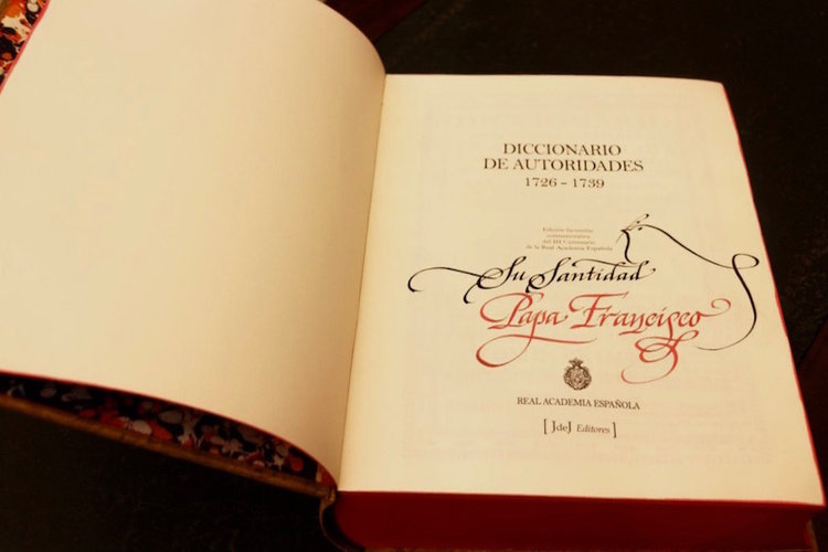 El instituto Cervantes también estuvo presente. Al Papa también le entregaron un diccionarios de autoridades firmado para él. FOTO Cortesía RAE