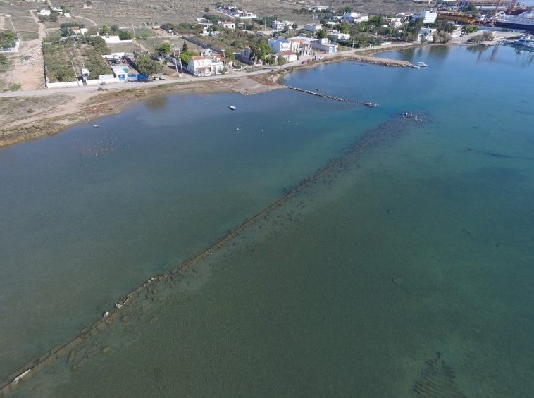 Parte sumergida de lo que fue la estructura de un puerto comercial y militar en Salamina. FOTO V. Mentoyannis