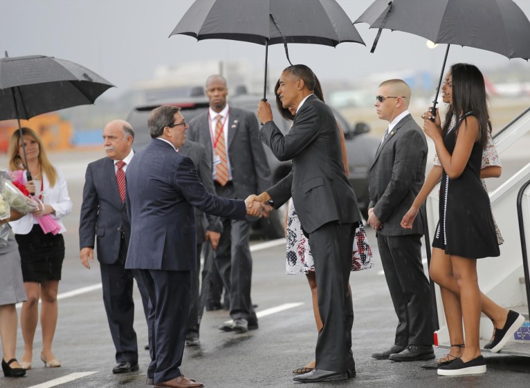  Barack Obama llegó este domingo a La Habana, en el mayor gesto diplomático de un líder estadounidense que busca dejar atrás un pasado de enemistad de más de cinco décadas e iniciar una nueva etapa entre Estados Unidos y Cuba. FOTO Reuters