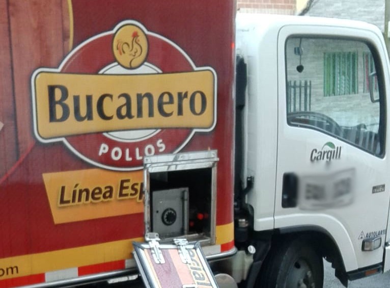 Este es el camión que había sido robado y del cual pretendían llevarse el dinero de la caja fuerte en el barrio Campoamor de Medellín. FOTO CORTESÍA