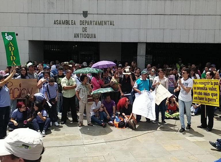 El plantón congregó a más de 8.000 personas entre docentes y funcionariosen el sector de La Alpujarra rechazando los incumplimientos del Gobierno. FOTO Nelson Polo @neposer